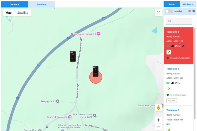 Karta med två larmenheter markerade, en aktiv larmsignal samt larminformation i en högerspalt.
